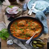 Kurczak w różowym sosie z pieczarkami i boczkiem