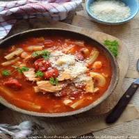 Zimowa zupa z kurczakiem i pomidorami