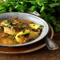 Kıymalı patates yemeği czyli potrawka z ziemniakami i mięsem mielonym