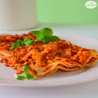 Prosta lazania z batatami i czerwoną soczewicą