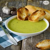 Zupa krem z cukinii z czosnkowymi grzankami