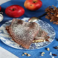 Naleśniki czekoladowe z smażonymi owocami.