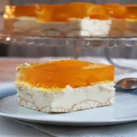 Ciasto grysikowe z galaretką i owocami