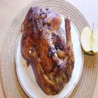 Kaczka pieczona z jabłkami i suszoną żurawiną