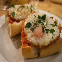 Pieczona bagietka z pastą pomidorową i jajkiem