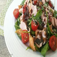 Sałatka z łososiem, rukolą i pomidorami