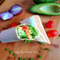 Śniadaniowa tortilla z jajecznicą, awokado i pomidorem