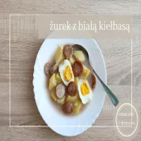 Królewski Żurek: Tradycyjny Smak Polski z Białą Kiełbasą, Ziemniakami i Jajkiem!