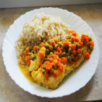 Dorsz curry z groszkiem i marchewką