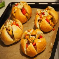 Kajzerki nadziewane mięsem i warzywami