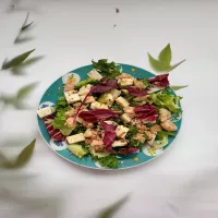 Sałatka z tuńczykiem i serem korycińskim.