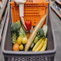 Gotowanie w przyzwoitej cenie - odkryj promocyjne gazetki w topowych sieciach spożywczych