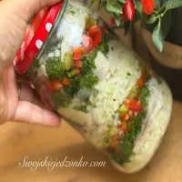 Śledzie w oleju z papryką i natką pietruszki