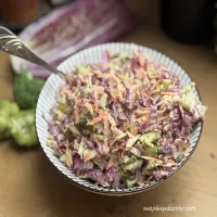 Surówka z kapusty pekińskiej i surowego brokułu