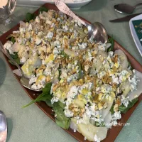 Sałatka z gruszką, serem pleśniowym i szpinakiem