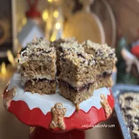 Marchewkowy miodownik z kajmakiem i kremem