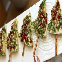 Trójkąty z sera camembert z granatem i orzechami