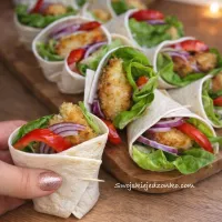 Mini kebaby z kurczaka w tortilli