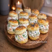 Kanapeczki z ciasta francuskiego z łososiem i ogórkiem