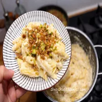 Makaron w kremowym kalafiorowo- serowym sosie z kruszonką