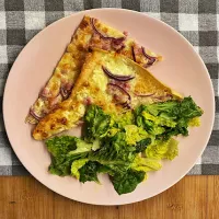 077. tarta flambee z sałatą rzymską