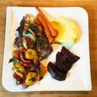 074. stek z udźca wołowego i bukiet warzyw