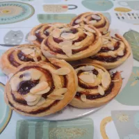 Drożdżowe ślimaki z powidłem i migdałami