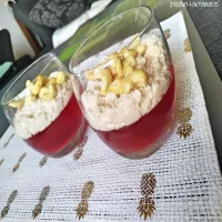 Deser z galaretką, twarogiem i orzechami