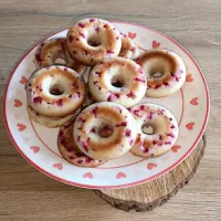 Oponki pieczone na skyrze z czerwoną porzeczką.