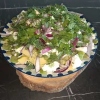 Sałatka z młodych ziemniaków, bobu i fety.