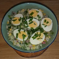 Jajka na warzywnym miksie z ogórka,