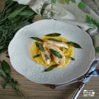 Filety z kurczaka w masełku szałwiowym