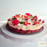 Ciasto z poziomkami, truskawkami i bezą