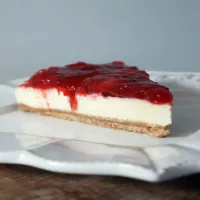 Kremowy sernik z truskawkowym musem