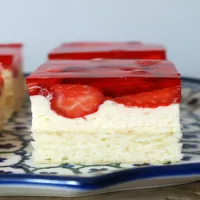 Biszkopt z kremem karpatkowym i galaretką