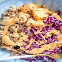Buddha bowl z tofu, kaszą gryczaną i pieczarkami
