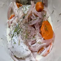 Śledzie po szwedzku w sosie jogurtowym