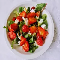 Sałatka z truskawkami i mozzarellą