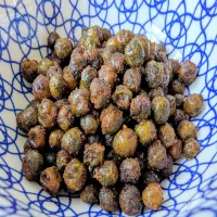 Chrupiący groszek prażony w air fryerze. Pyszna i zdrowa przekąska