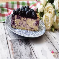 Sernik z nutą pistacji i borówką amerykańską