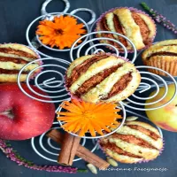 Migdałowo-kardamonowe muffiny z jabłkami w cynamonie