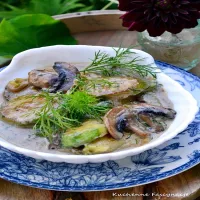 Cukinia z pieczarkami w sosie czosnkowym