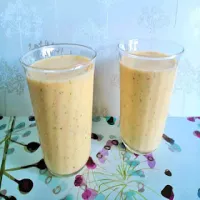 Koktajl z mango na kefirze z natką pietruszki i chrupkim pieczywem