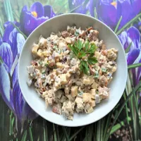 Sałatka z mięsem i warzywami z rosołu z żółtym serem i suszonymi pomidorami