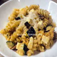 Makaron z kurczkiem, cukinią i suszonymi pomidorami