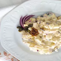 Sałatka z jajek i sera pleśniowego