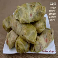 Gołąbki z mięsem drobiowym i warzywami w młodej kapuście