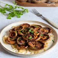 Rydze smażone z cebulą i czosnkiem