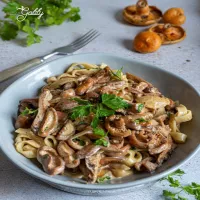 Rydze w sosie z mascarpone z makaronem