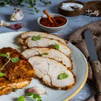 Pieczona pierś z indyka z przyprawami